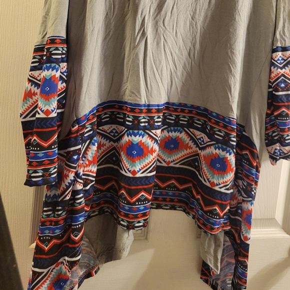 Long sleeve flowy throw over top grey with blue&pink geometric design XL NWT - Picture 6 of 7